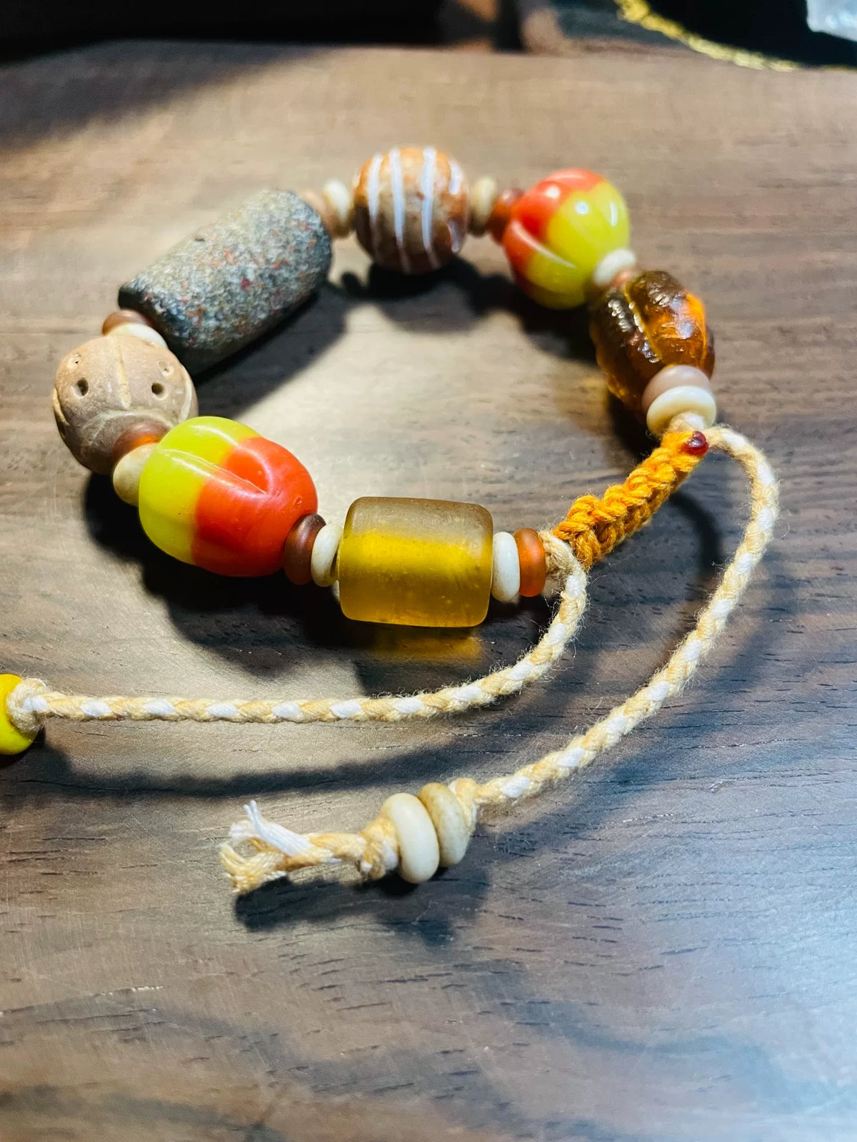 Bracciale con perline in vetro e argilla artigianale