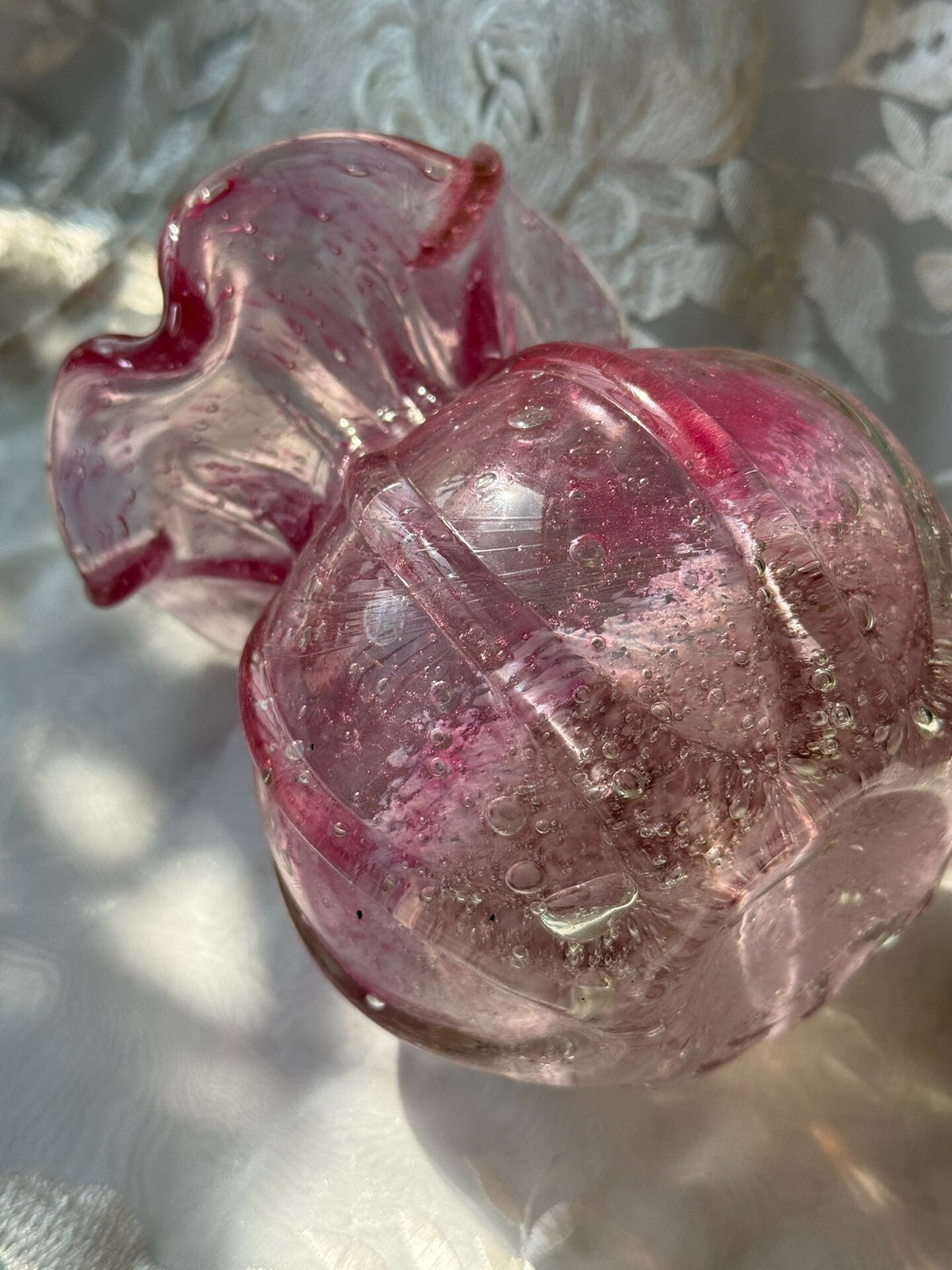 Vintage bubbelvas i rött glas