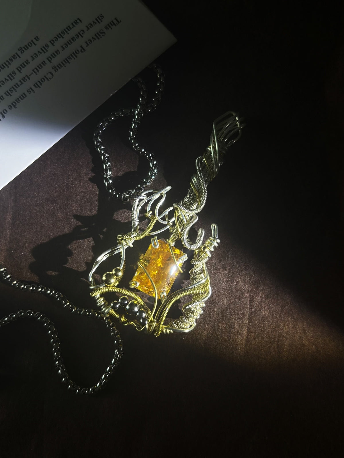 Collier pendentif artisanal torsadé