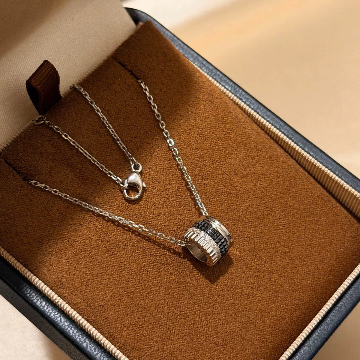 Collar baguette de cuatro filas en plata S925 con baño de rodio
