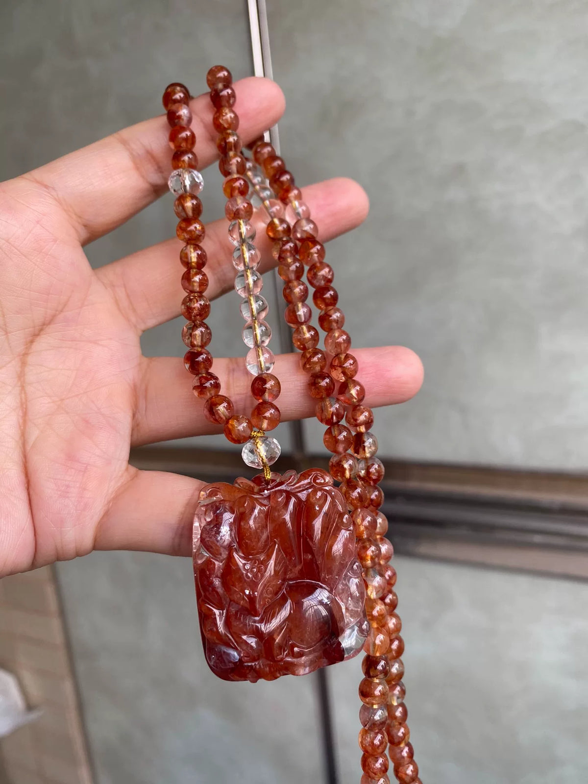 Colar com Pendente de Raposa em Quartzo Fantasma Vermelho