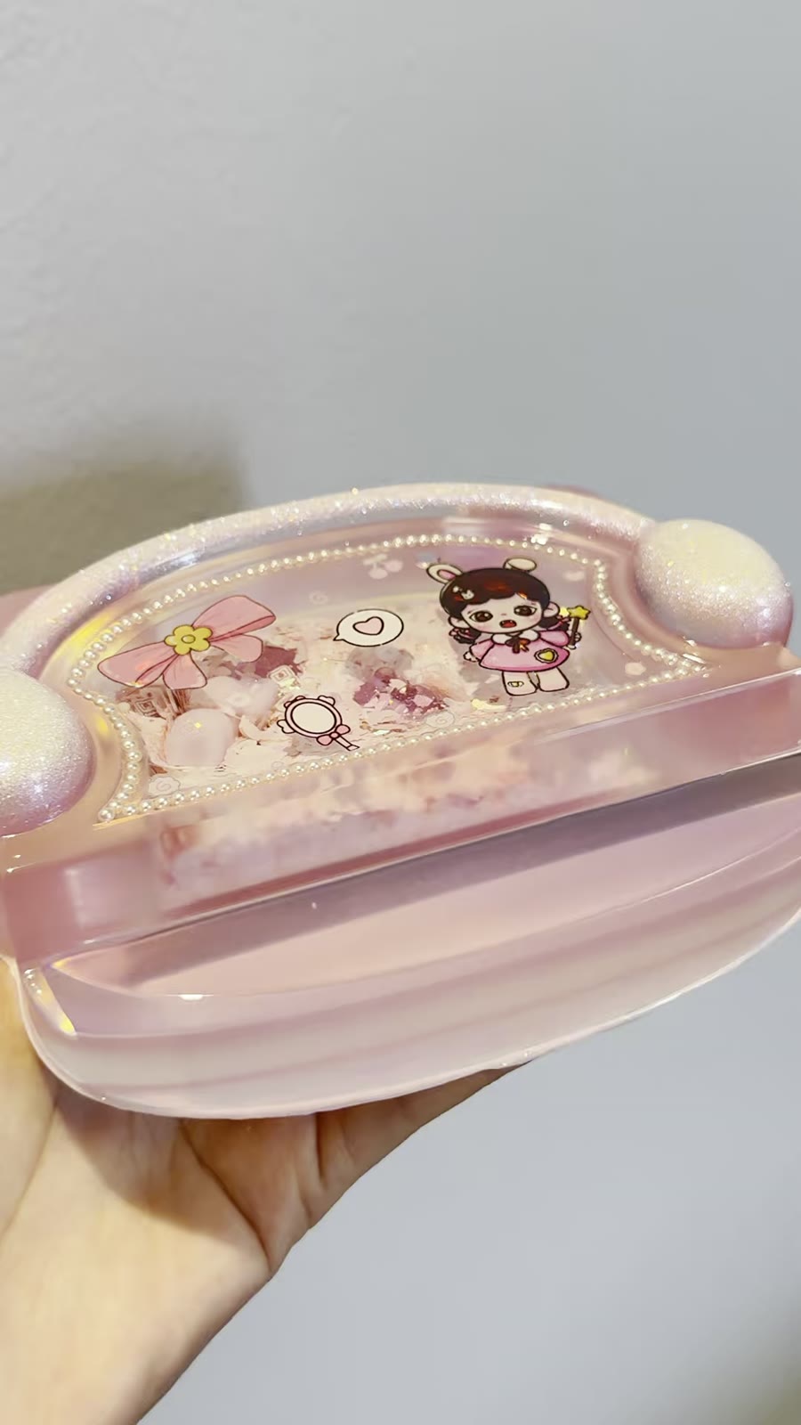 Handgemaakte roze hars displaycase in vorm van mosselchelp