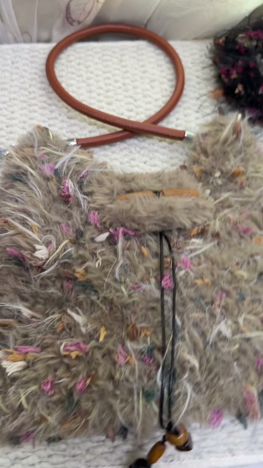Häkel-Schultertasche aus gemischtem Garn mit Scrunchies