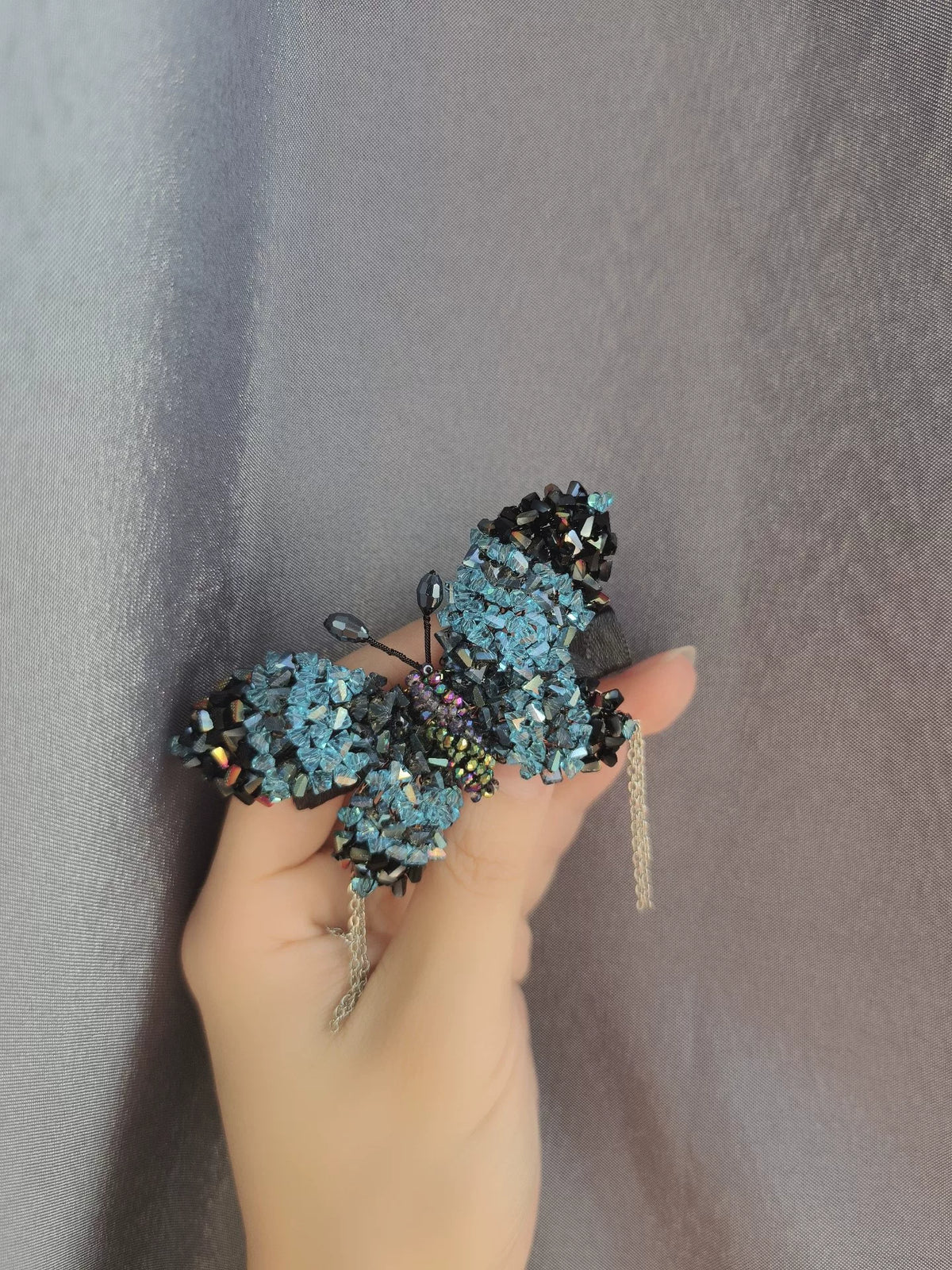 Pince à cheveux papillon pavée bleu et noir