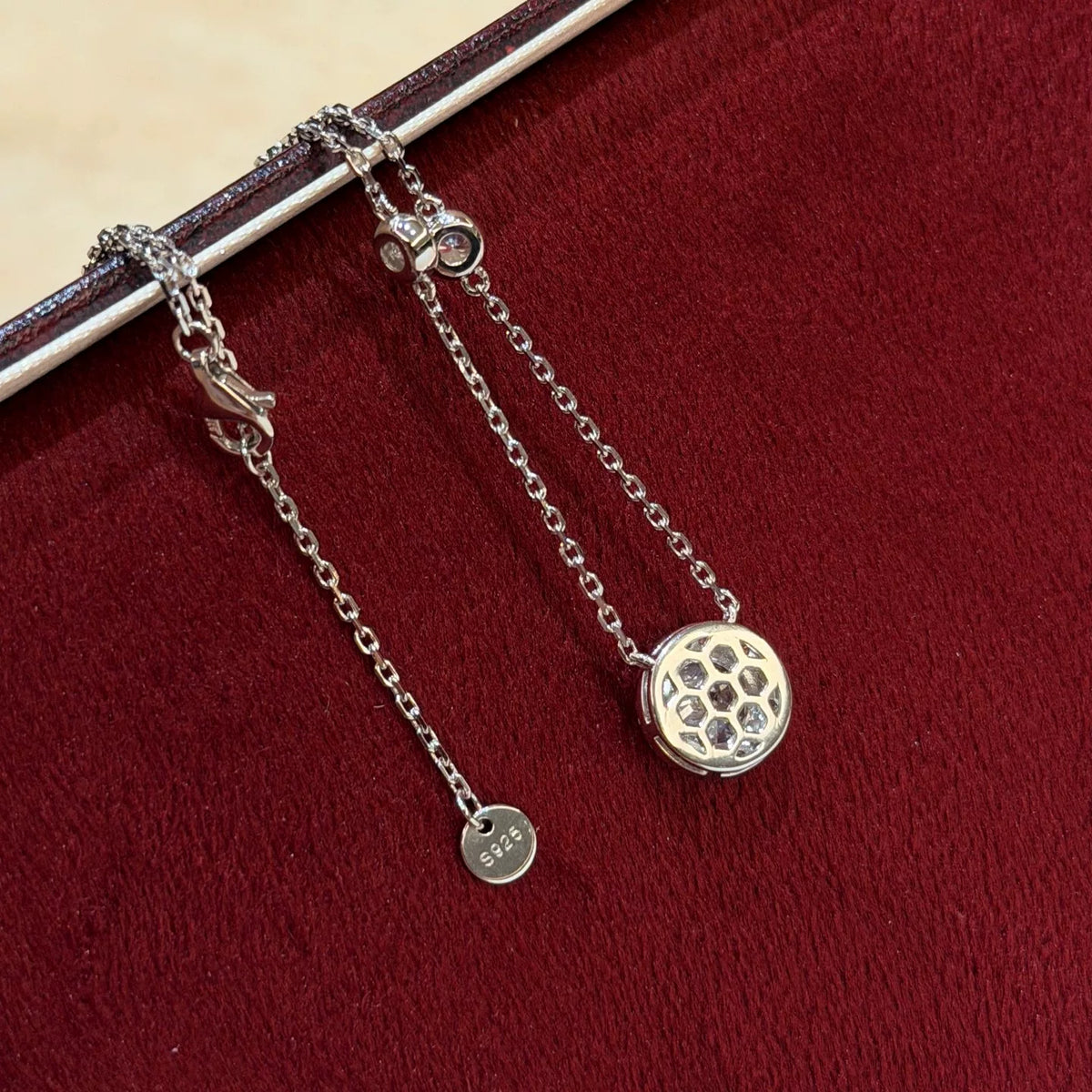 S925 halshband i silver med regndroppe och diamant-halo
