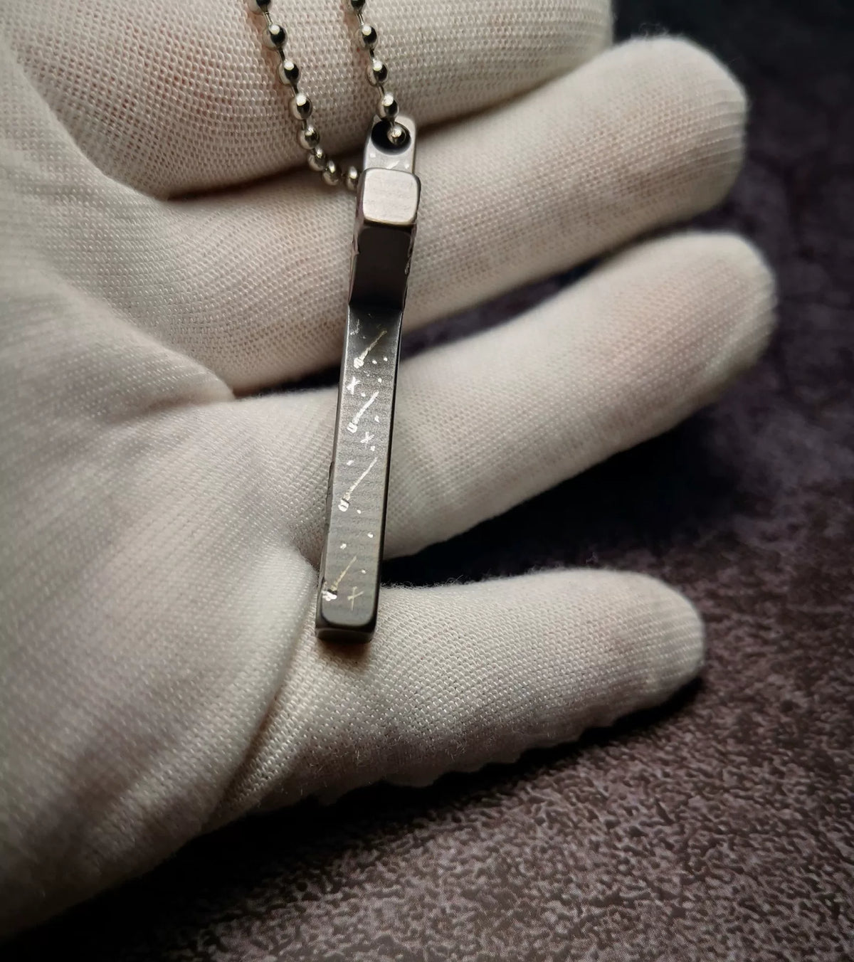 Kruishanger van puur titanium met battle worn-afwerking