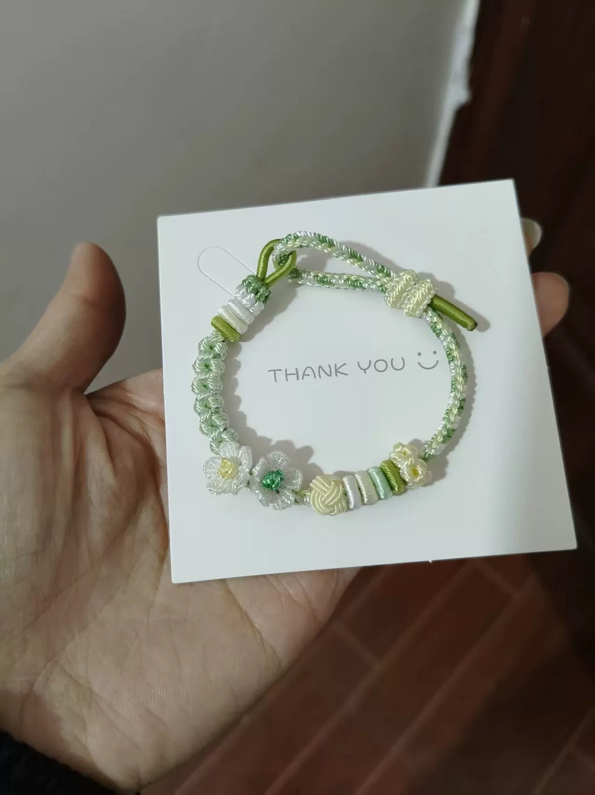 Pulseira Entrelaçada à Mão Verde e Branca com Flores Brancas