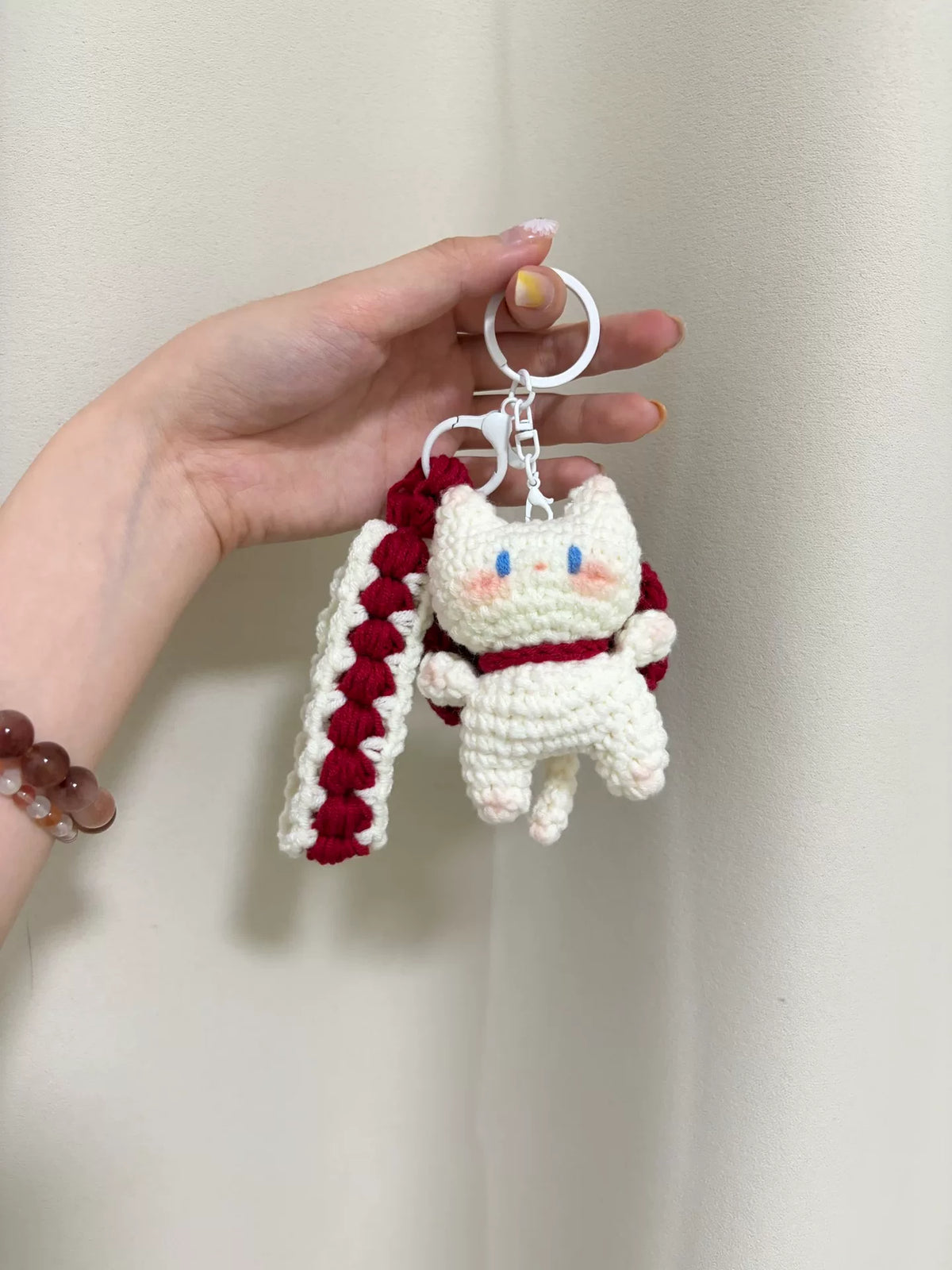 赤いリボン付き 白い手編み猫チャームキーホルダー
