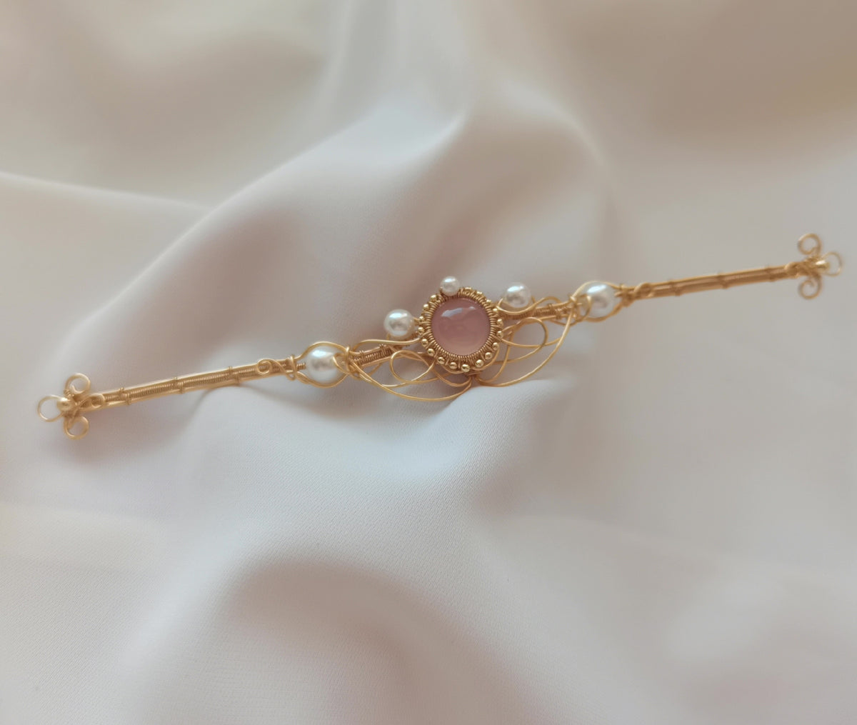 Pulseira de Quartzo Rosa com Fio Dourado