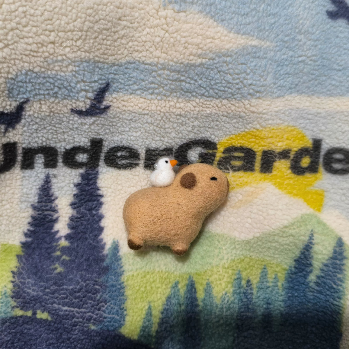 Handgefertigte Capybara-Figur aus Wollfilz mit Vogel