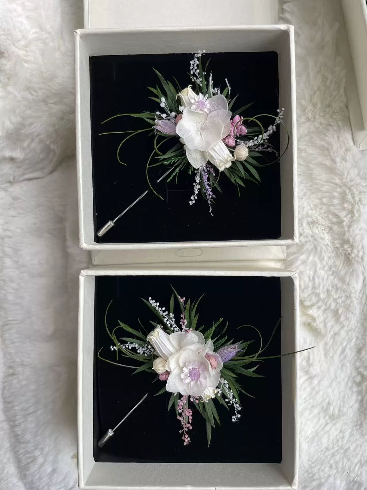 Boutonnière en fleurs stabilisées muguet violet