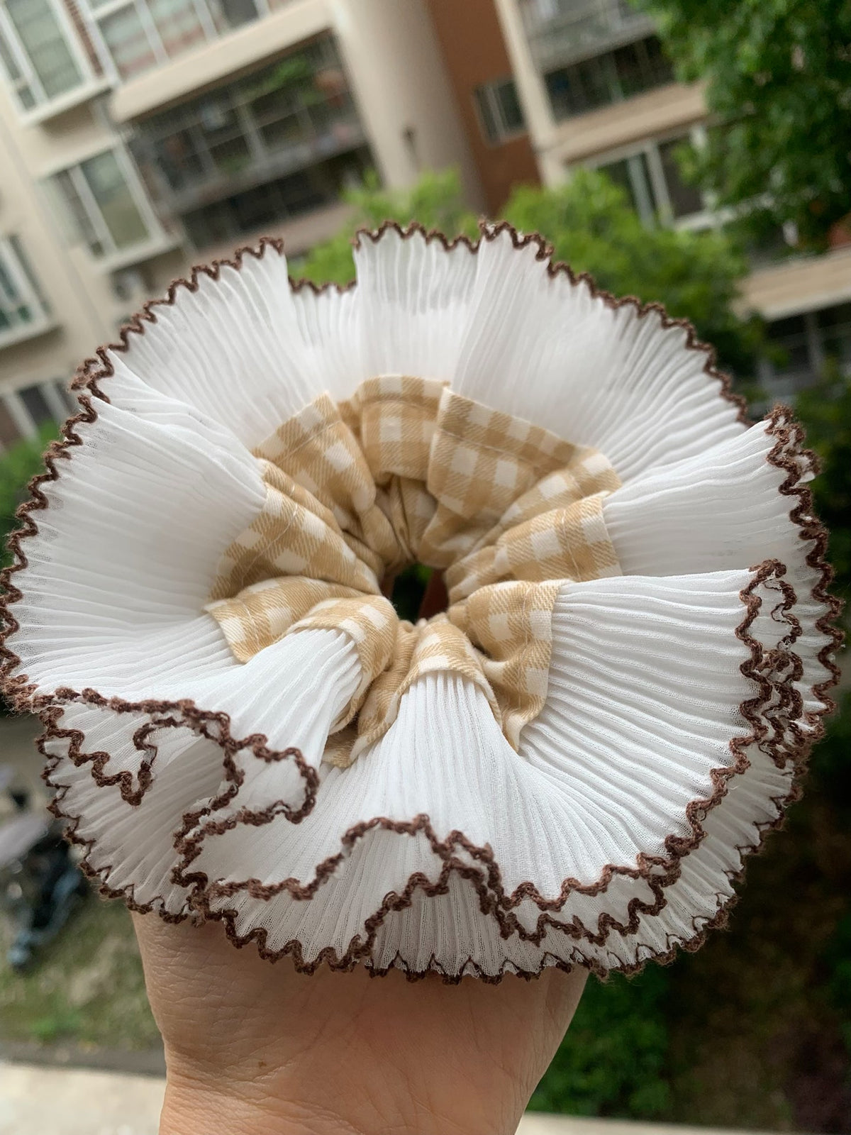 Accessoire de cheveux fleur vichy blanc et bords festelonnés