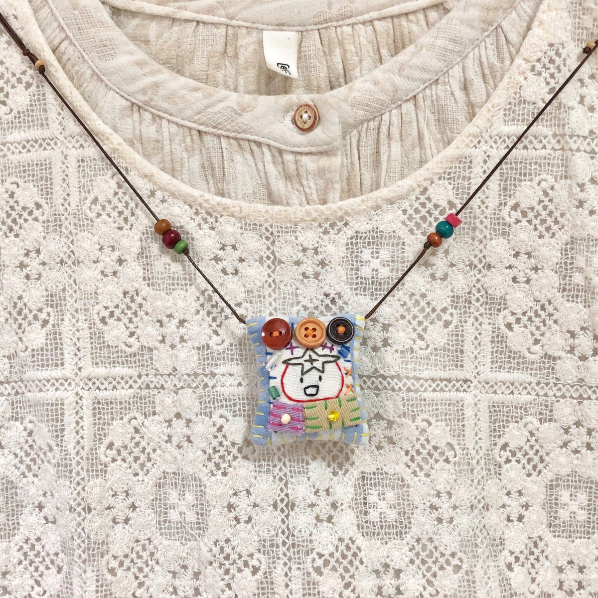 Collier pendentif tomate cousu main