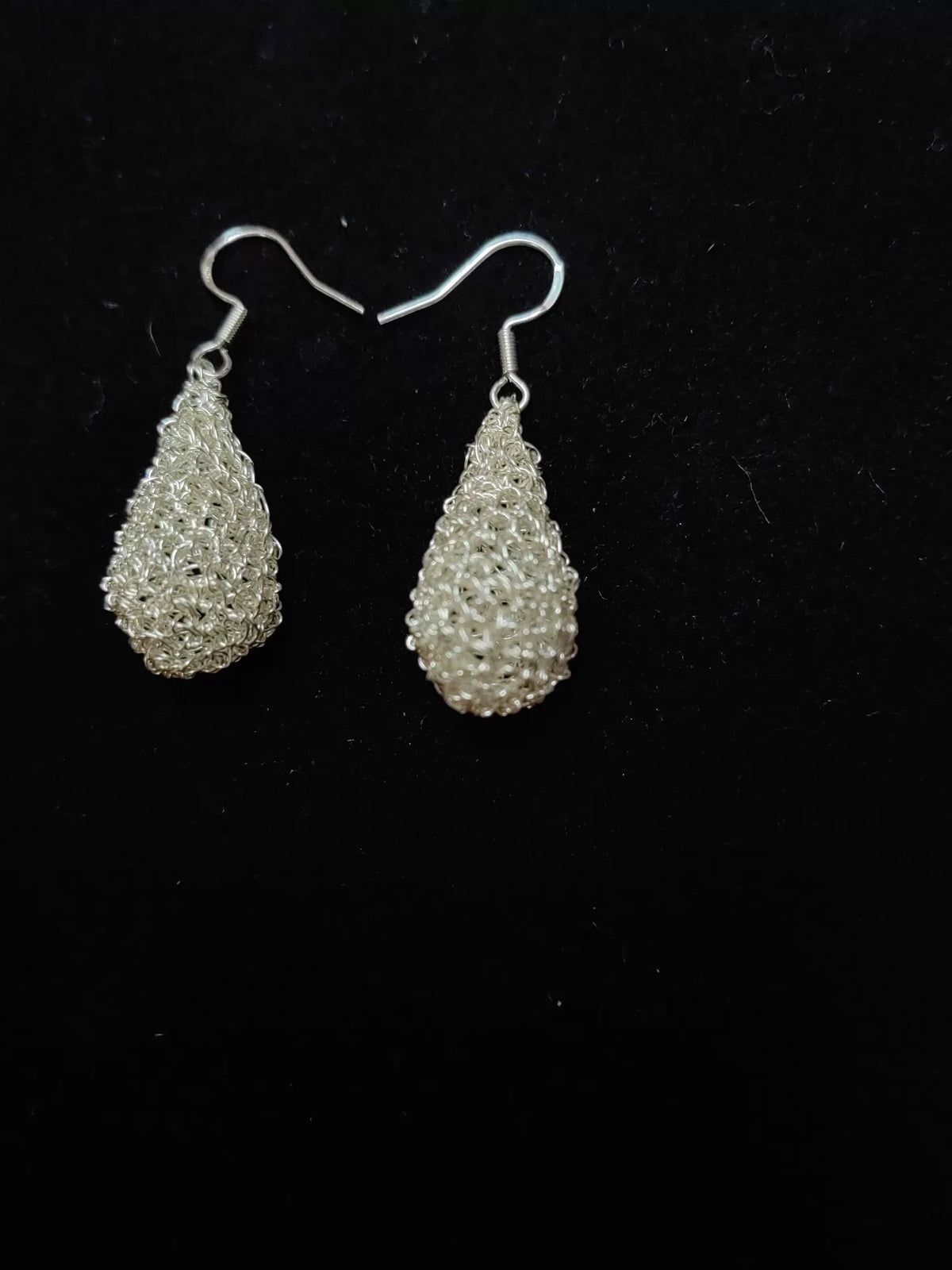 Pendientes de gota de plata tejidos a mano