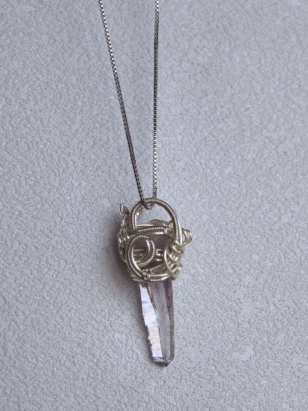 Collana con pendente in cristallo avvolto a filo