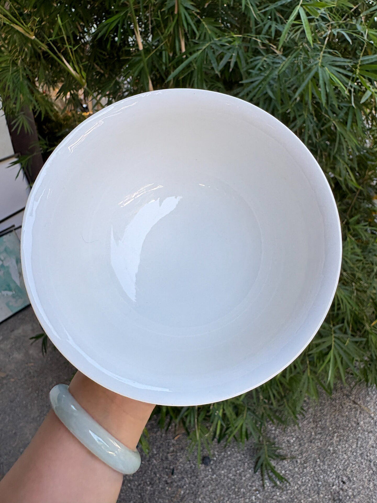 Handgefertigte Keramikschale aus Jingdezhen mit geprägtem Blumenmuster