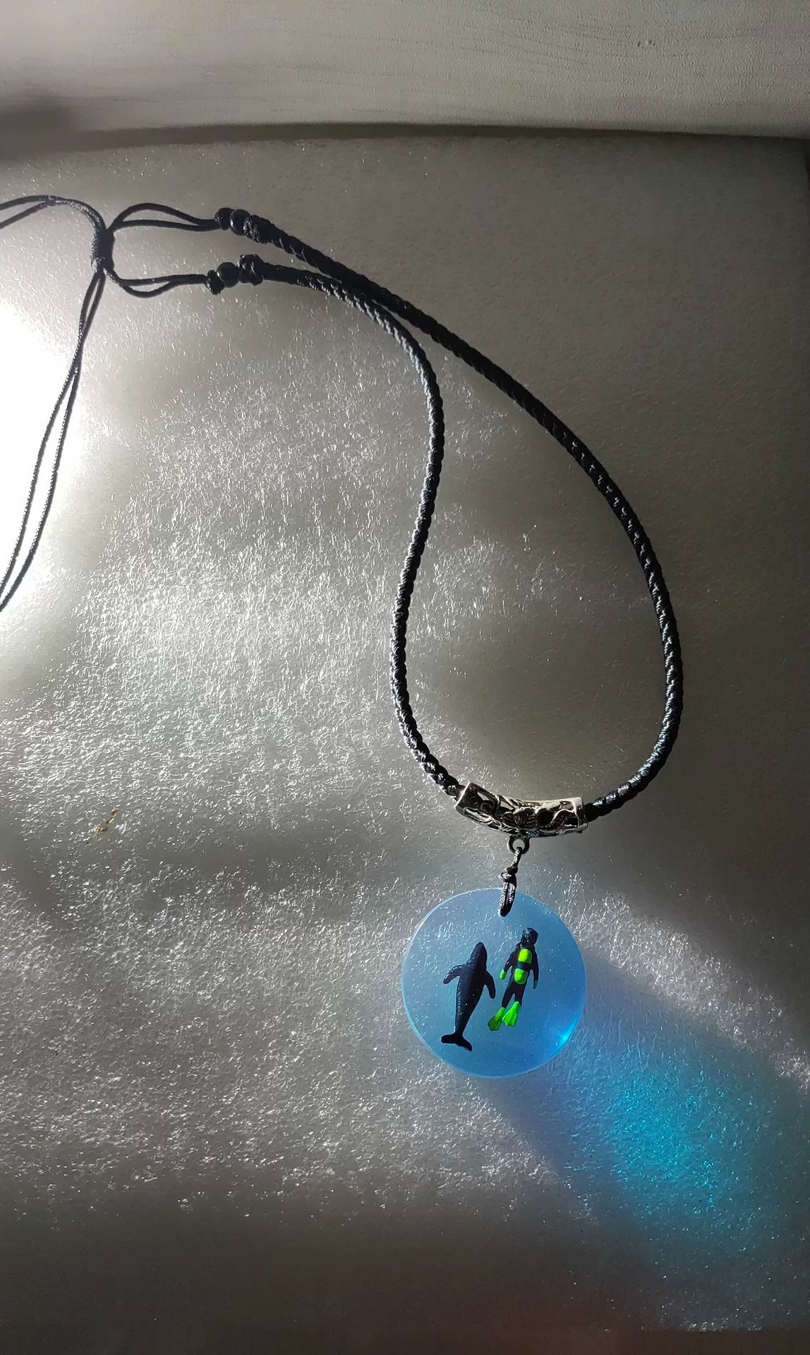 Collar con colgante de ballena y buzo azul luminoso