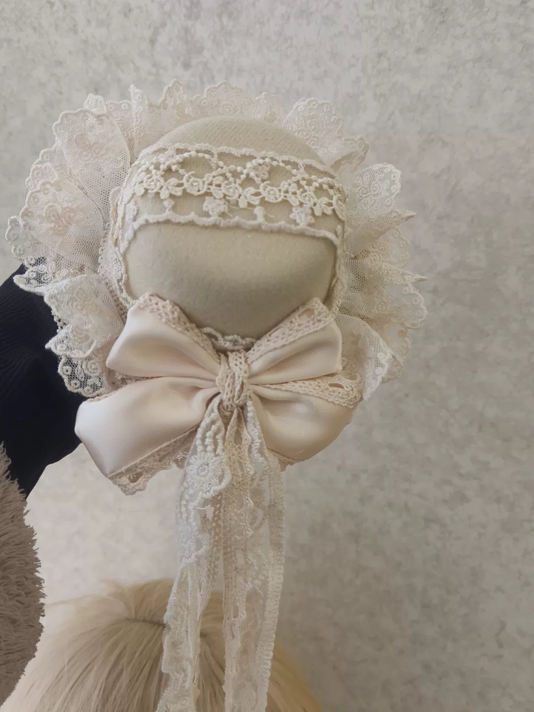 Mini cappello in pizzo albicocca con fiocco in raso