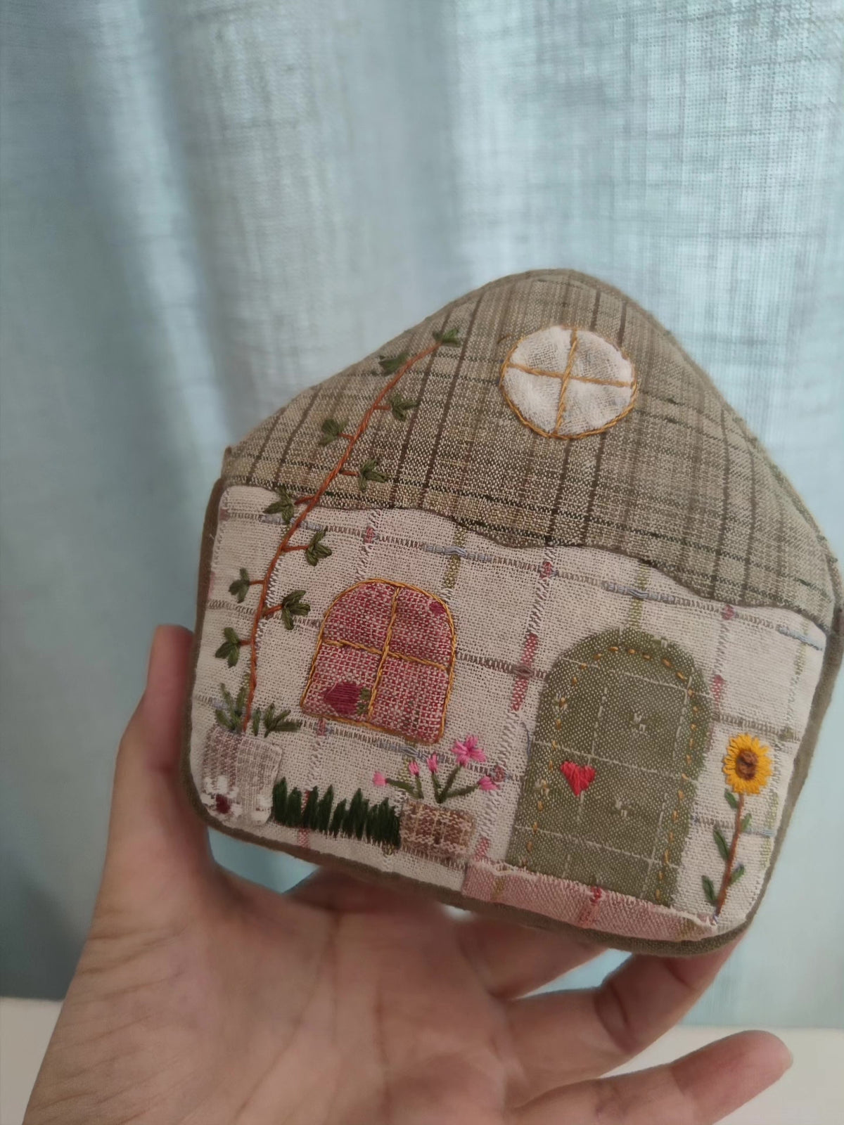 Pochette con zip artigianale in cotone a forma di casa