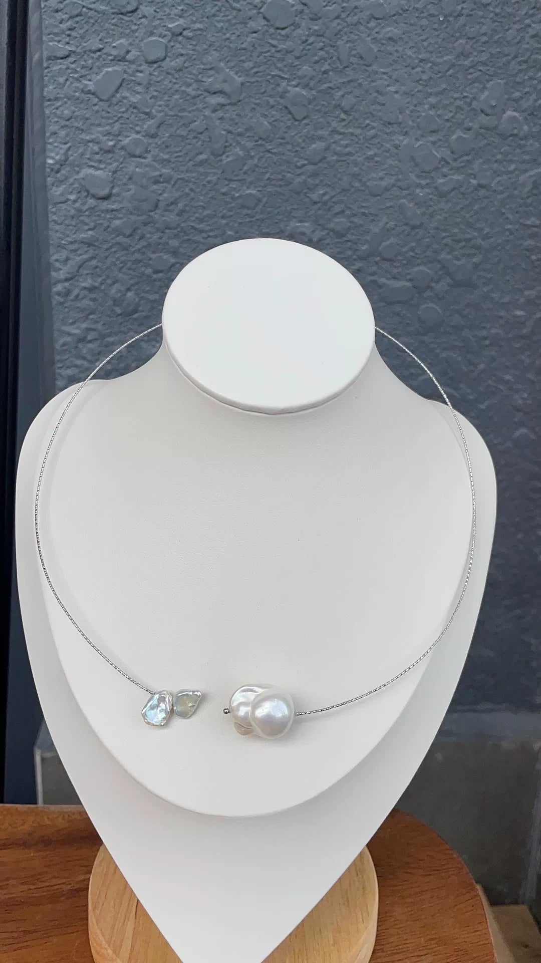 Weßer Barockperle Choker mit silberblauen Blüten