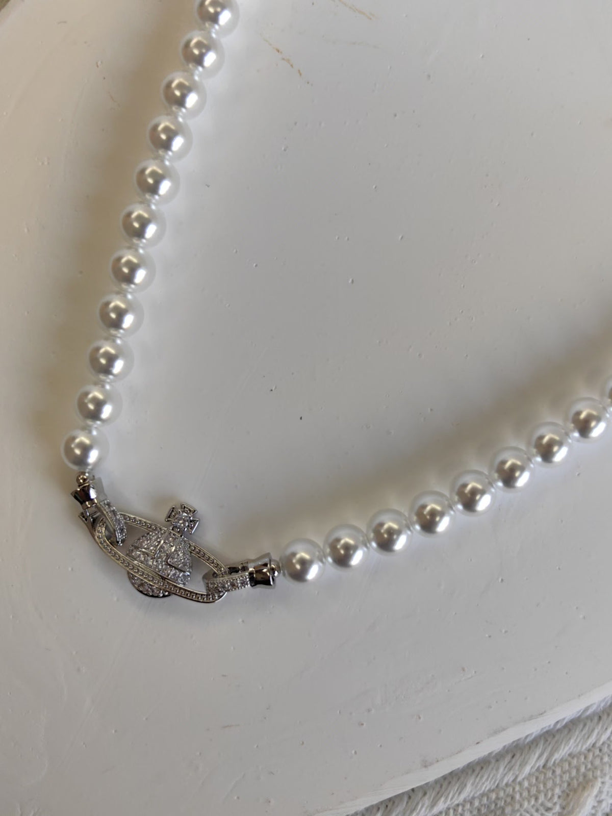 Collier de perles avec pendentif Saturne
