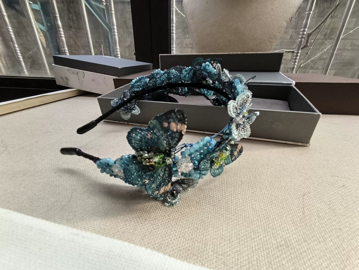 Brede haarband met gebuurde blauwe vlinders