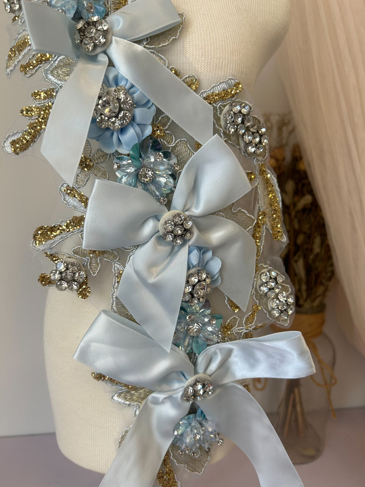 Hellblaue Satin-Schleife-Strass-Applikation