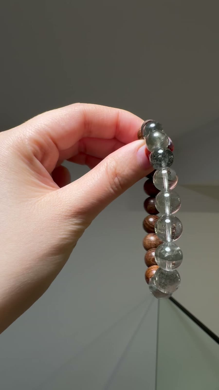 Bracelet en perles de quartz fantôme vert et bois de santal