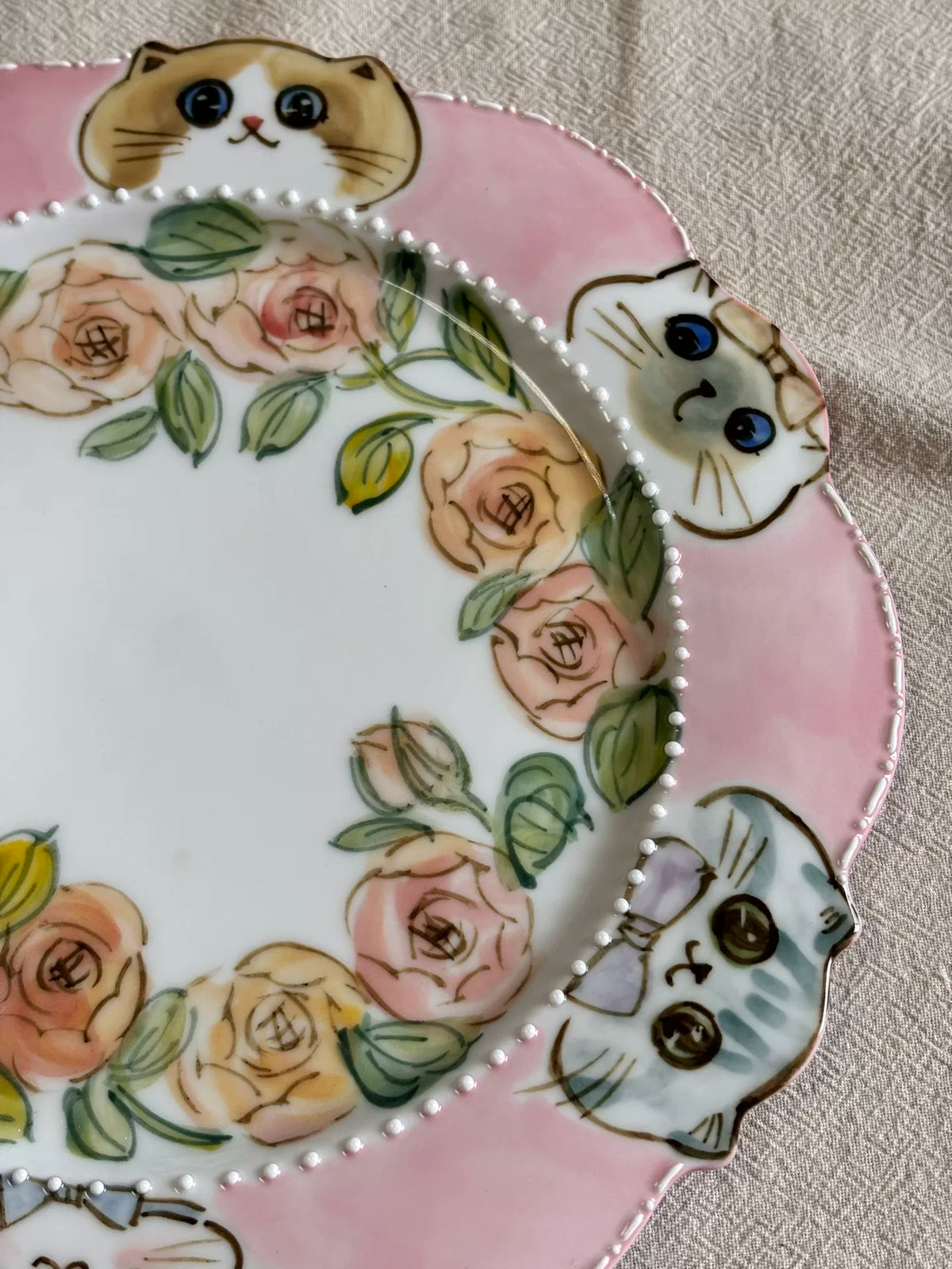 Piatto in ceramica dipinto a mano con gatti e rose