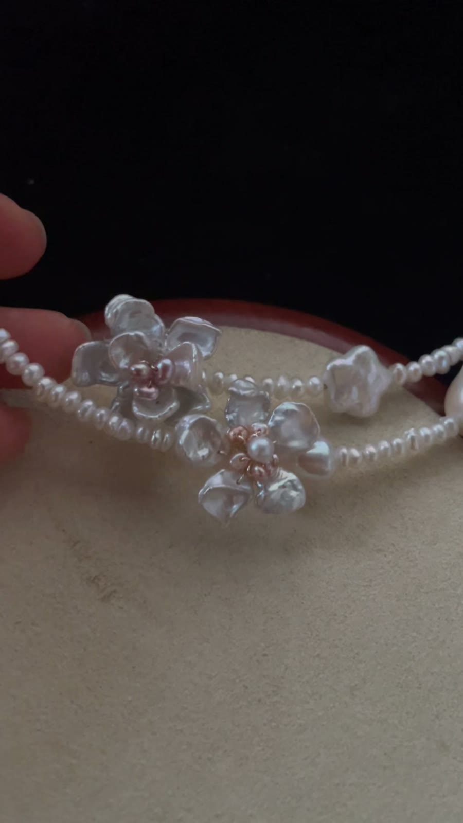 Chokerhalsband med naturpärlor och blomster
