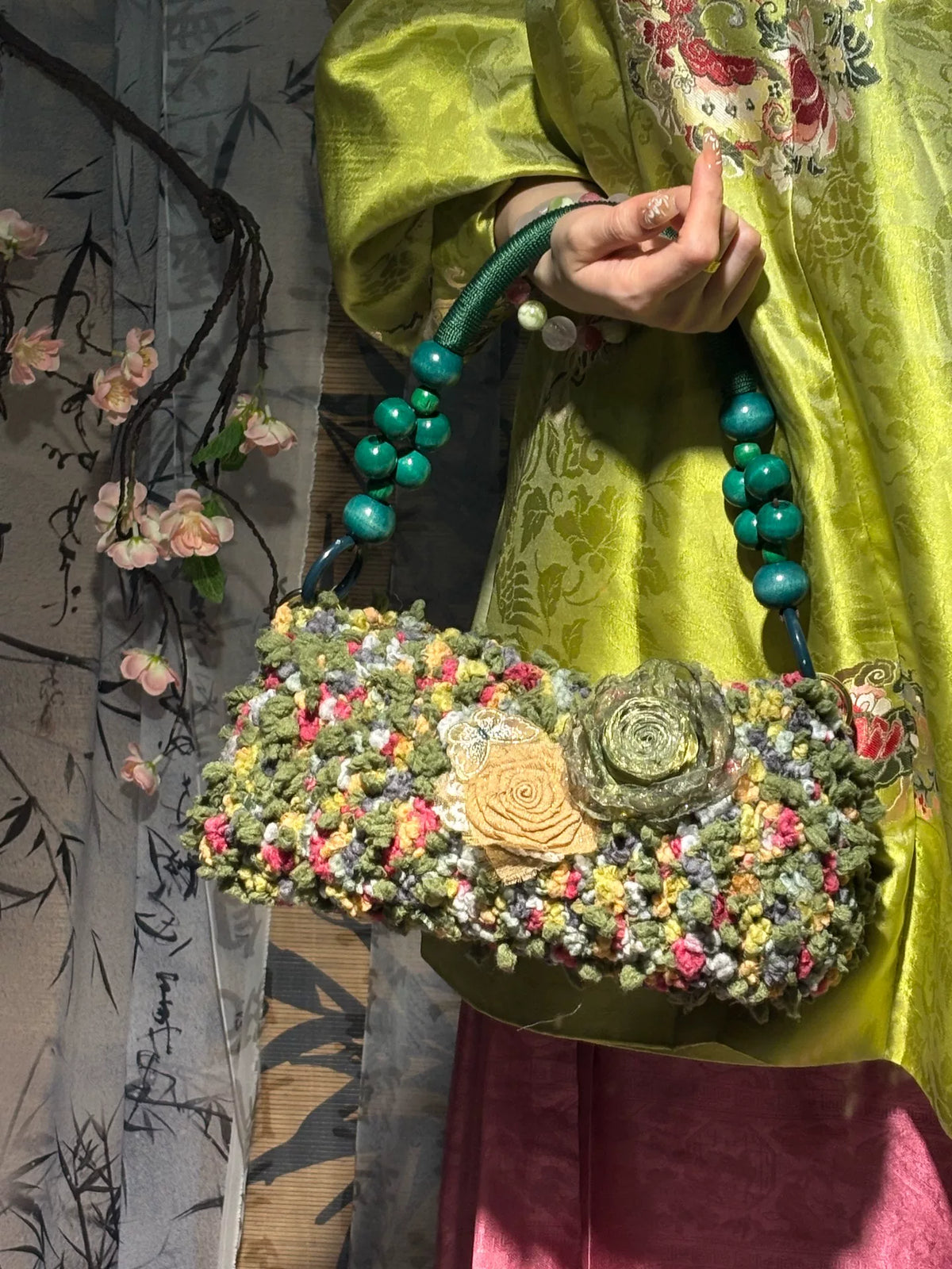 Virkad handväska med blomapplikationer