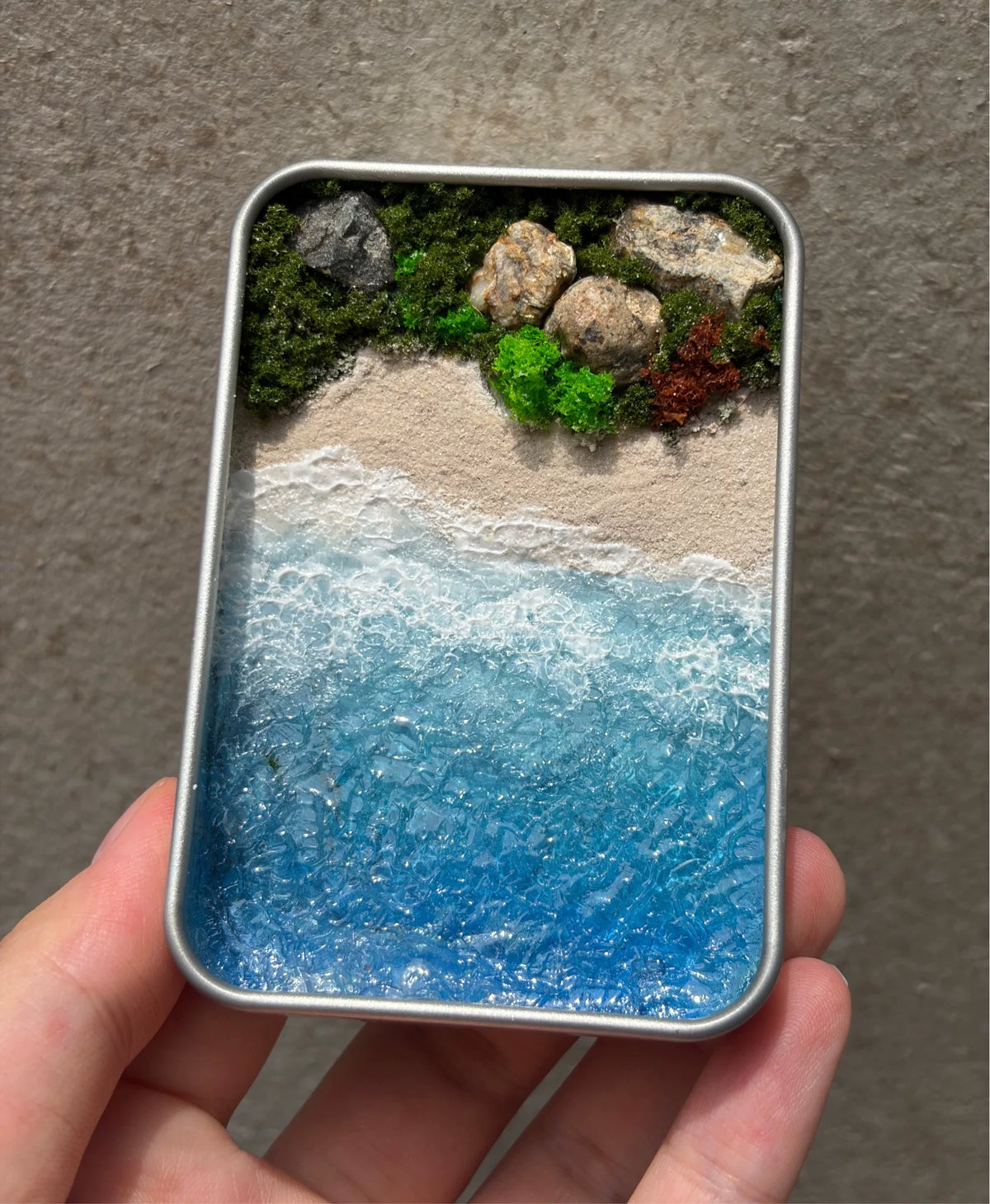 Handgefertigtes Miniatur-Stranddiorama in Metalldose