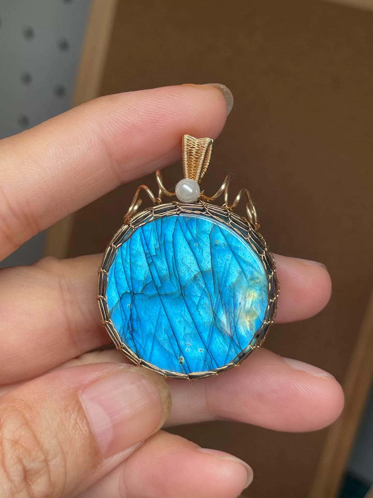 Collana con pendente in labradorite blu e filo avvolto