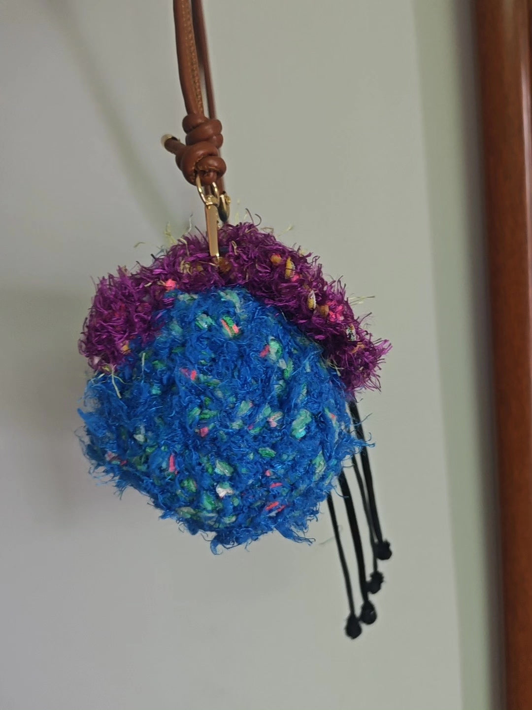 Handgestrickte Schultertasche aus Mischgarn im Baguette-Stil Blau Violett