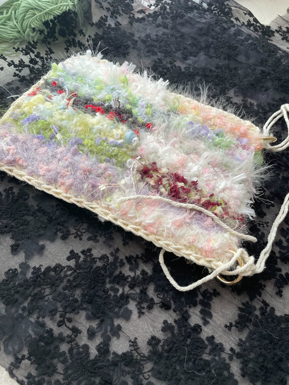 Mala transversal multicolor em patchwork de fios misturados à mão