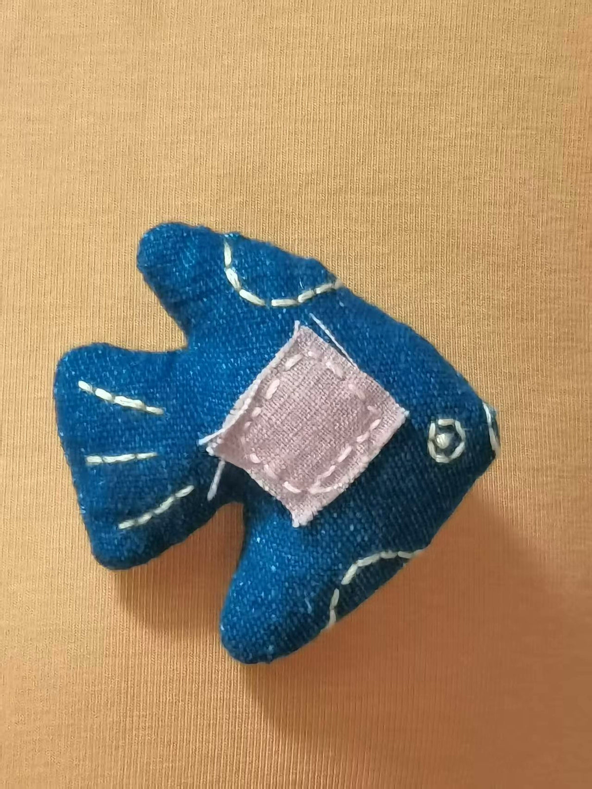Broche de Peixe Azul de Trama Manual com Aplique Rosa