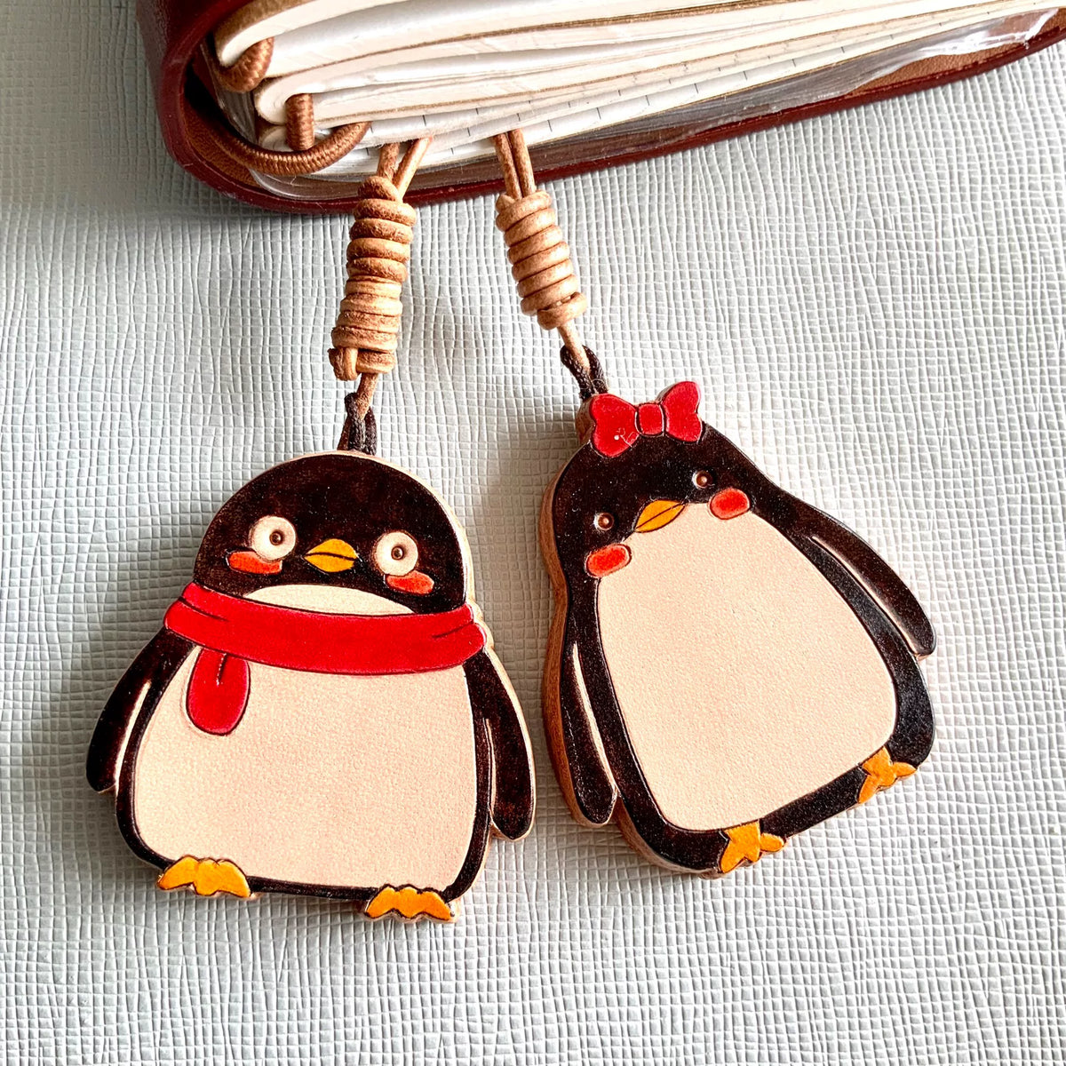 Chaveiro e Pingente de Pinguim em Couro Artesanal