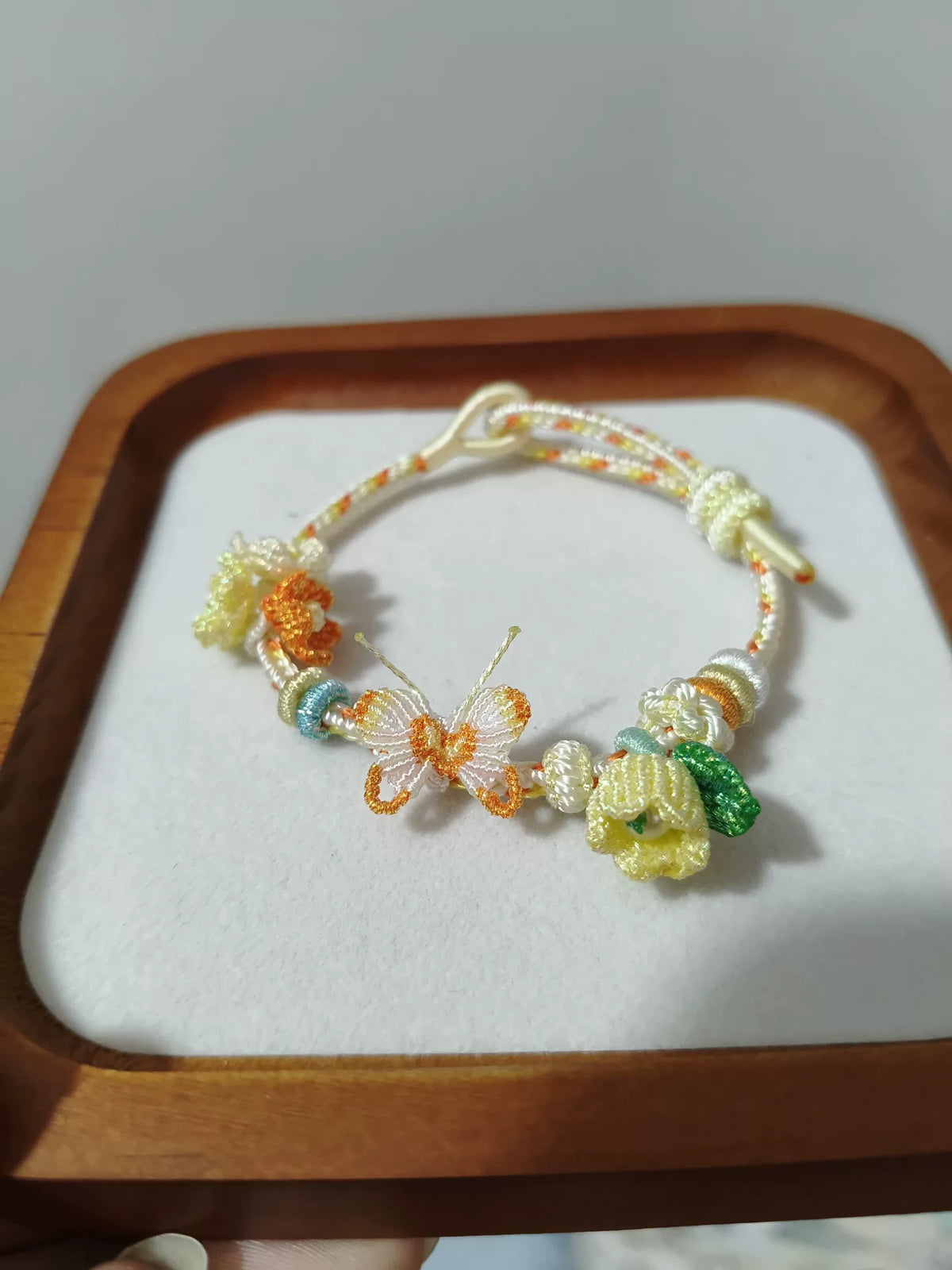 Handgeknüpftes geflochtenes Kordarmband Creme-Gelb-Pink-Verlauf