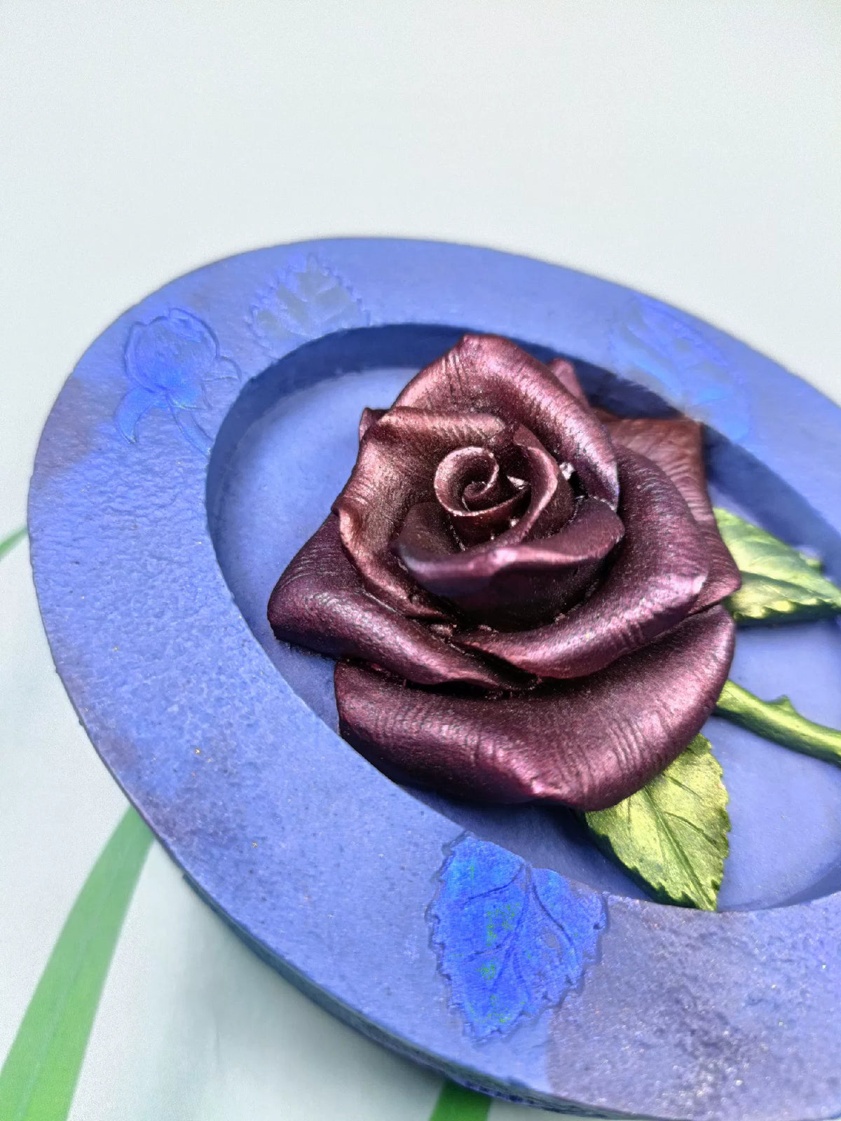 Kreisförmige Dekativform mit blau-violetem Rosenmotiv