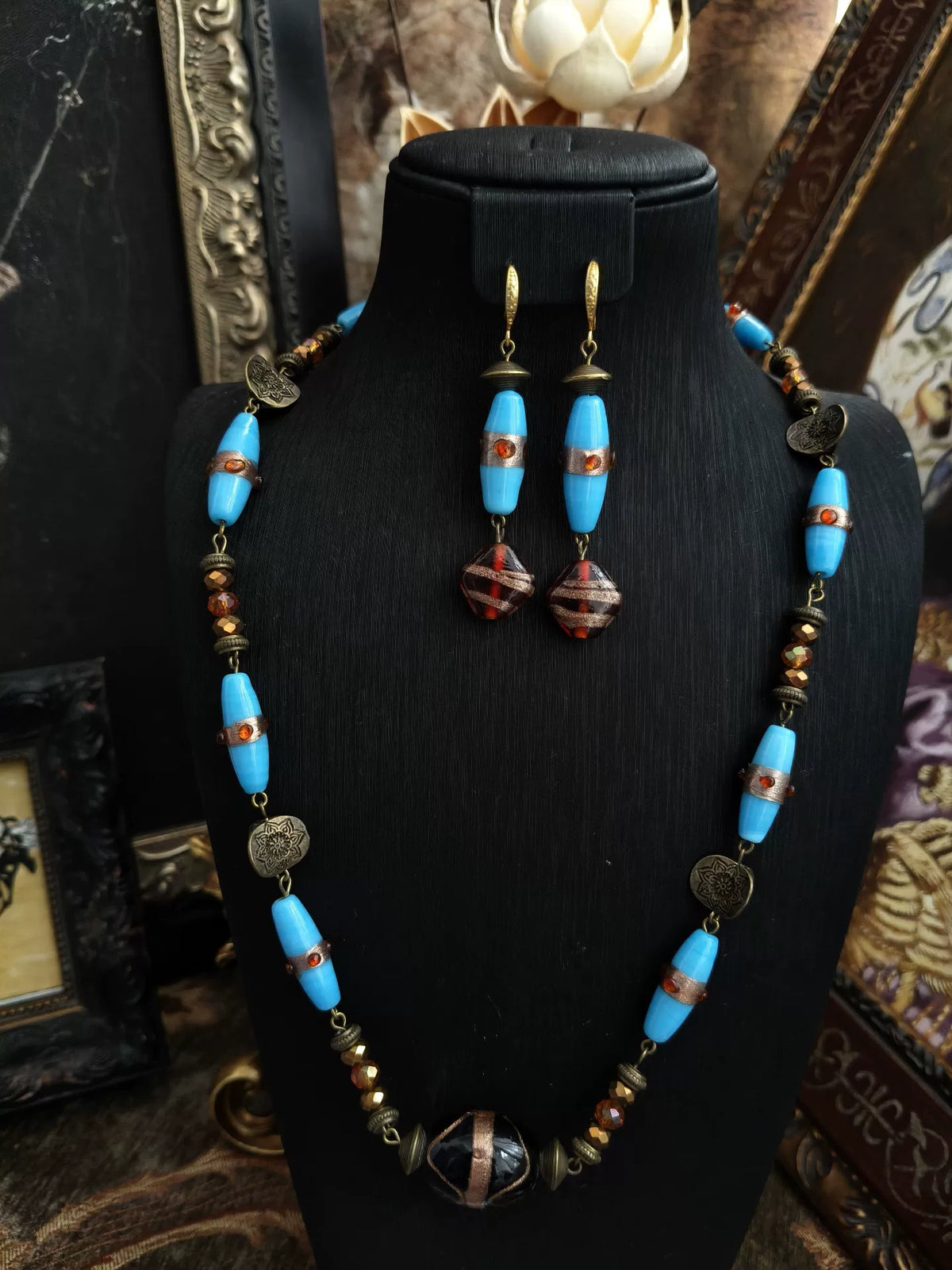 Ensemble collier et boucles d'oreilles en perles de verre bleu Klein