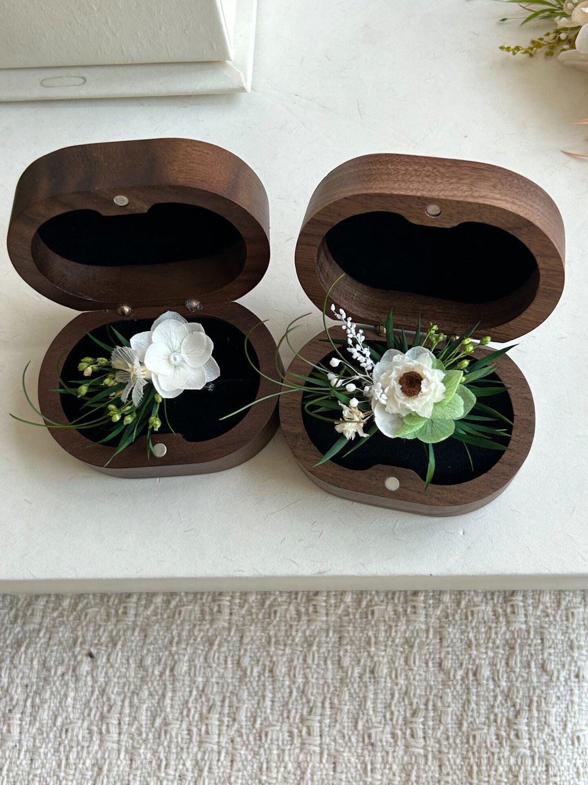 Anéis de Flores Preservadas Branco e Verde — Par
