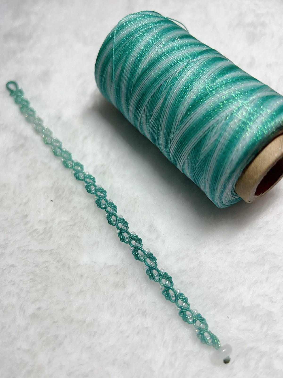 Pulseira de Cordão Encerado com Renda e Miçangas Ciano