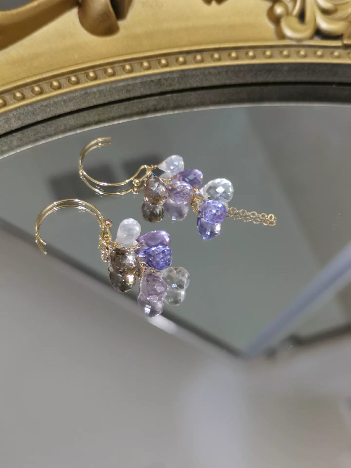 Pendientes de racimo de piedras preciosas en oro de 14k