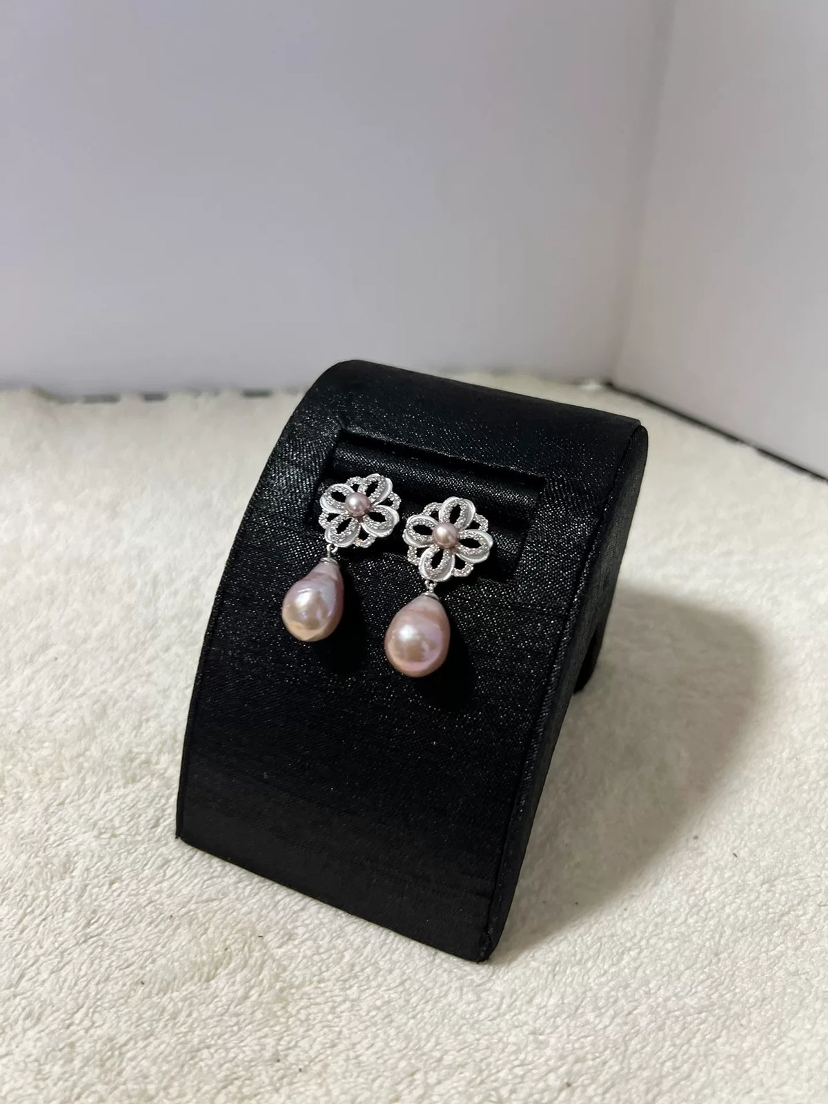 Pendientes largos de perla púrpura con diseño floral