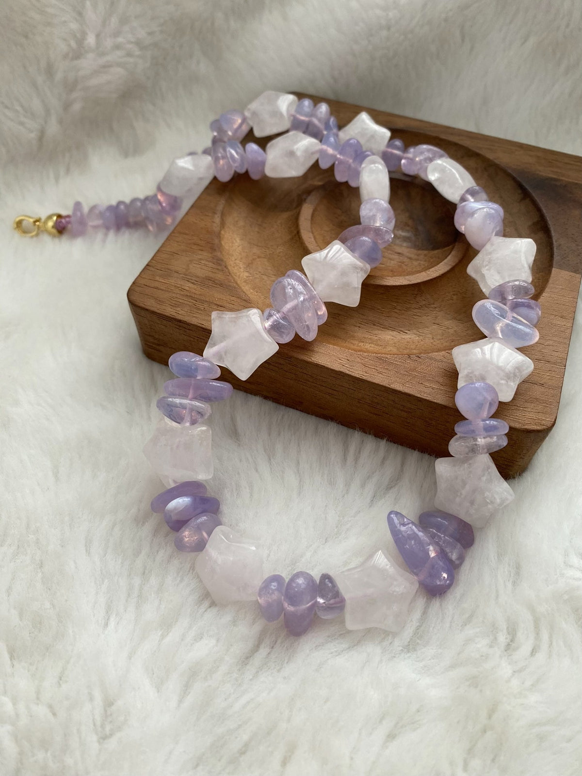 Collar de Cuarzo Fantasma Blanco y Calccedonia Púrpura