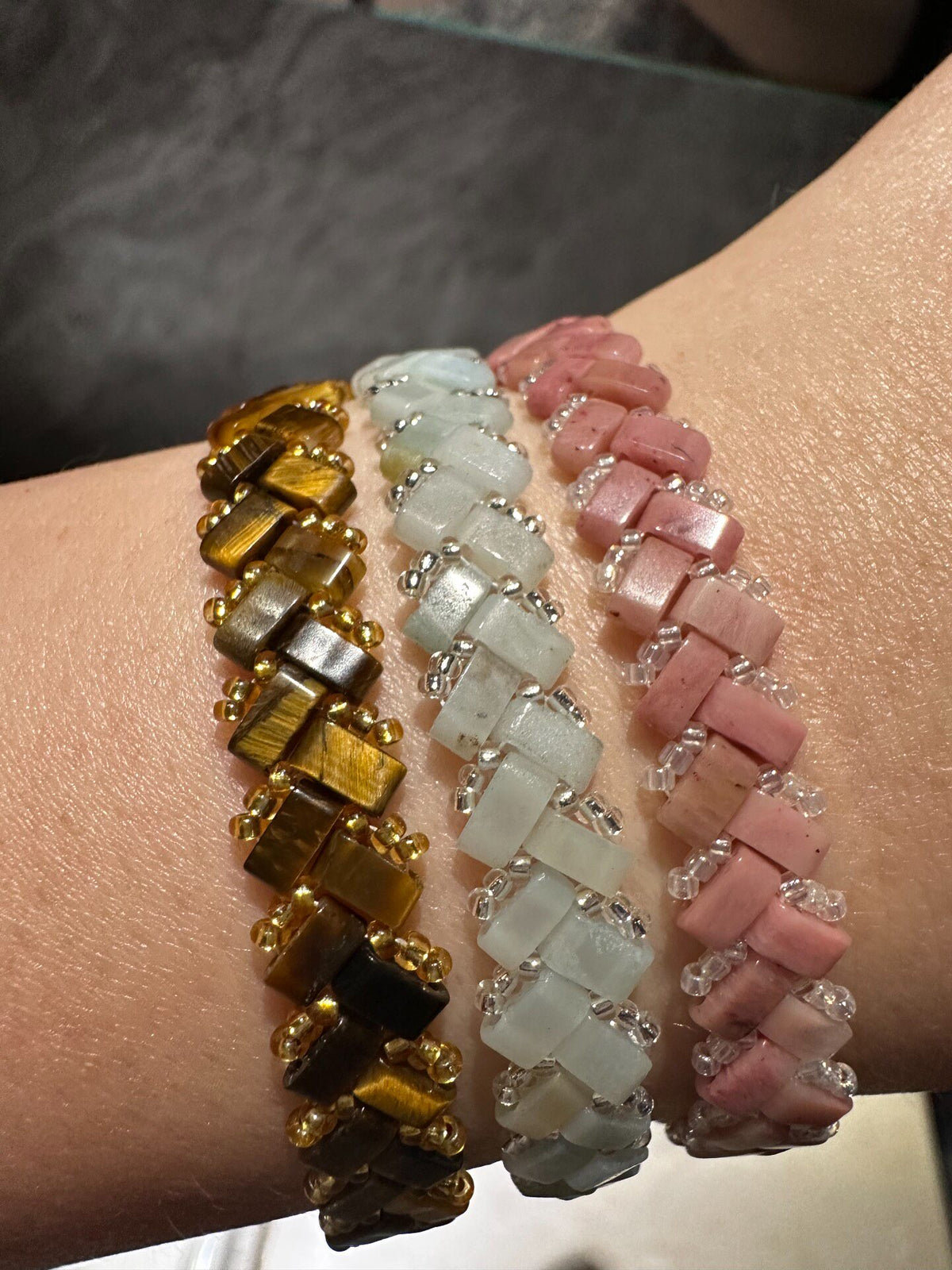 Armbandstrio i natursten med diagonal vävteknik