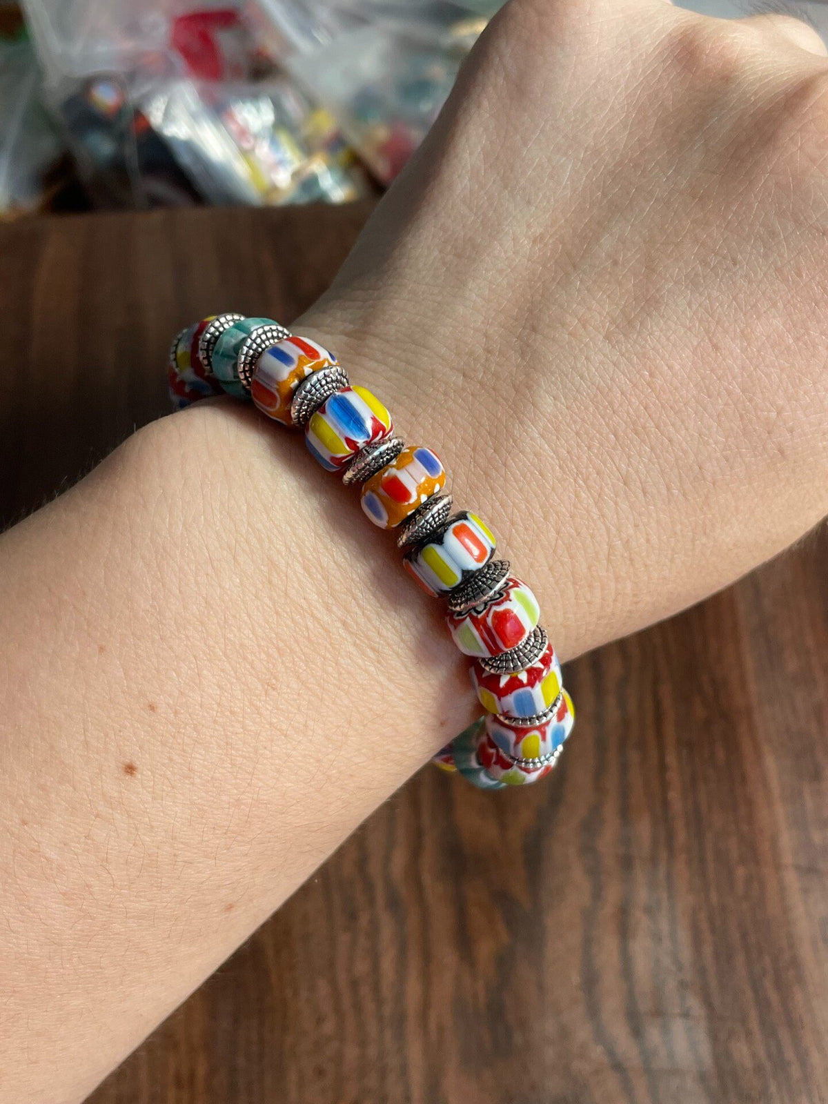 Bracelete de Contas de Vidro Coloridas Feito à Mão