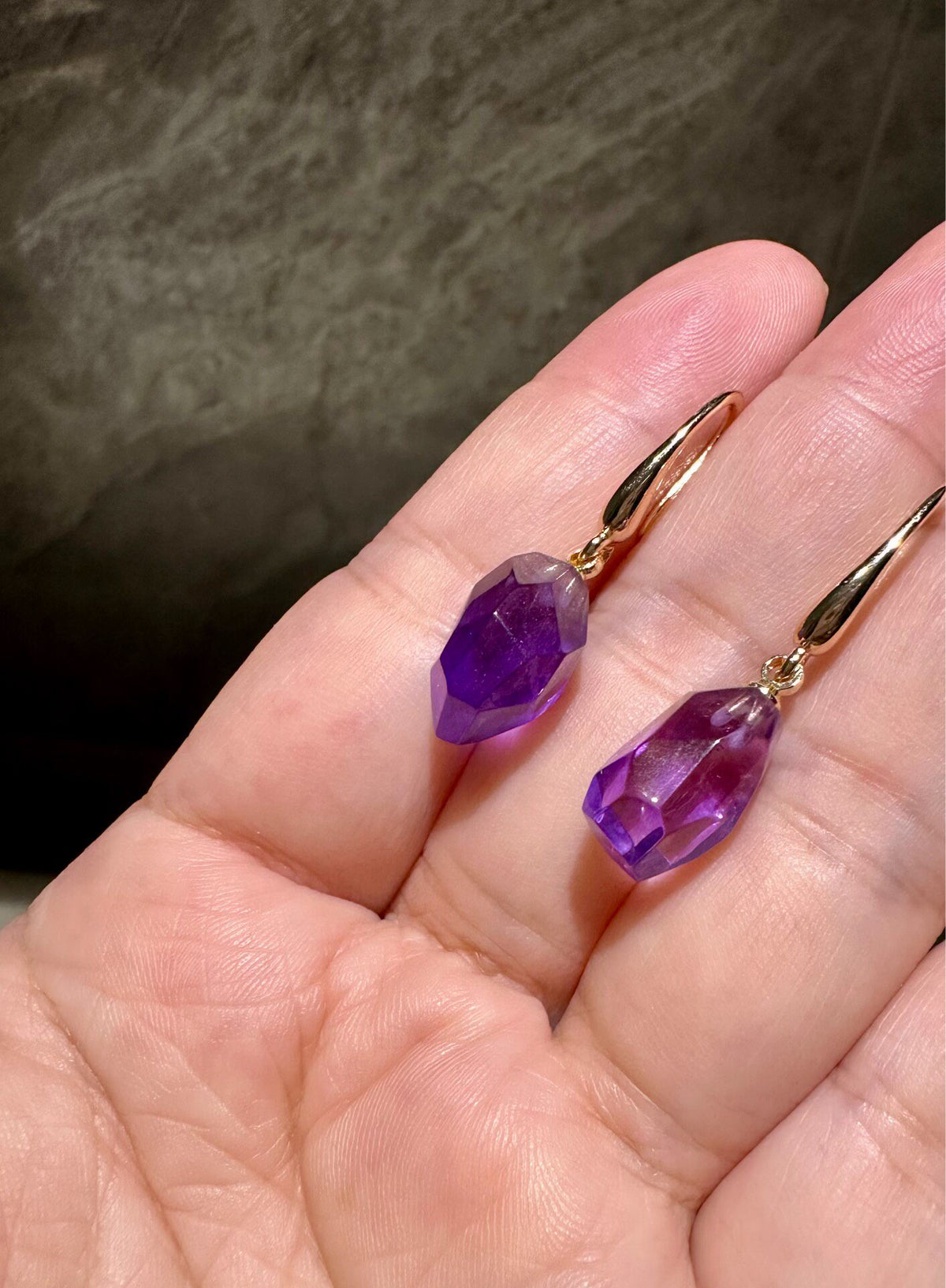 Natürliche facettierte Amethyst-Ohrhänger