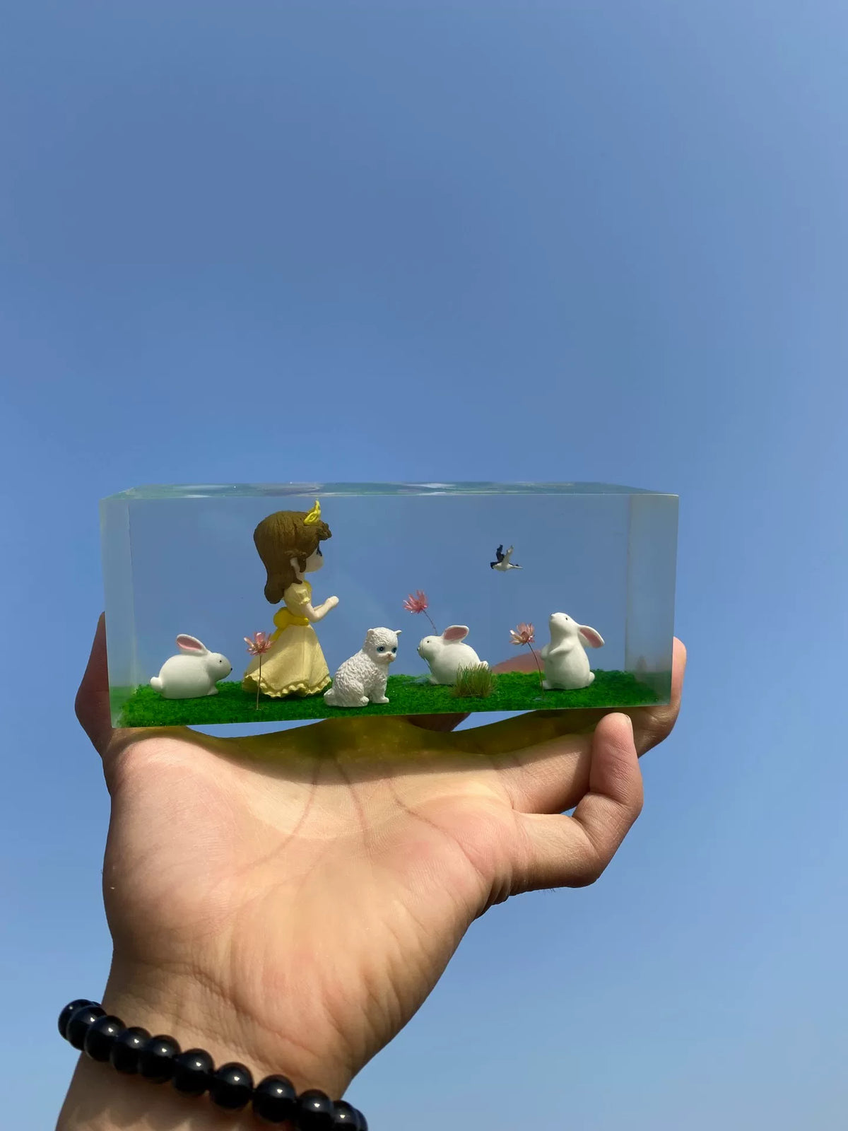 Diorama de resina transparente de princesa con conejos blancos