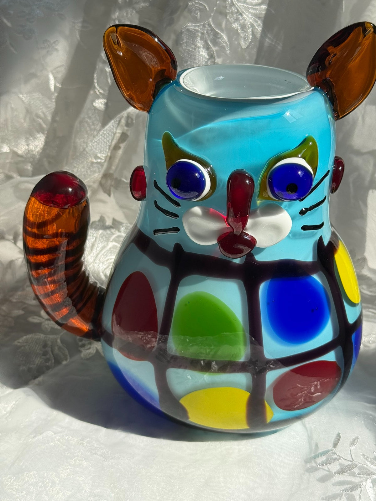 Vase chat en verre bleu ciel avec motifs style vitrail